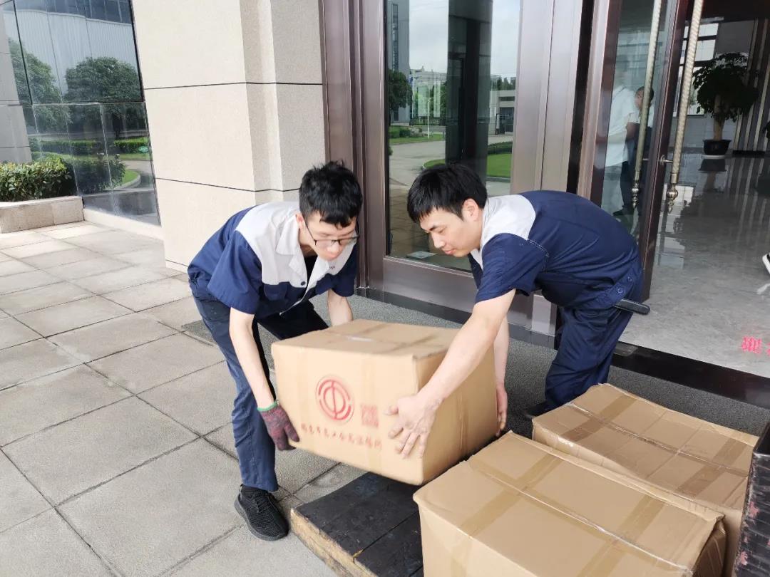 “夏日送清涼”，通力向生產(chǎn)一線員工分發(fā)市總工會夏日慰問品